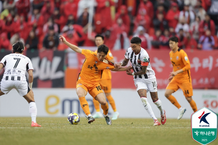 제주SK, 새 출발과 함께 개막전 승리… FC서울에 2-0 완승